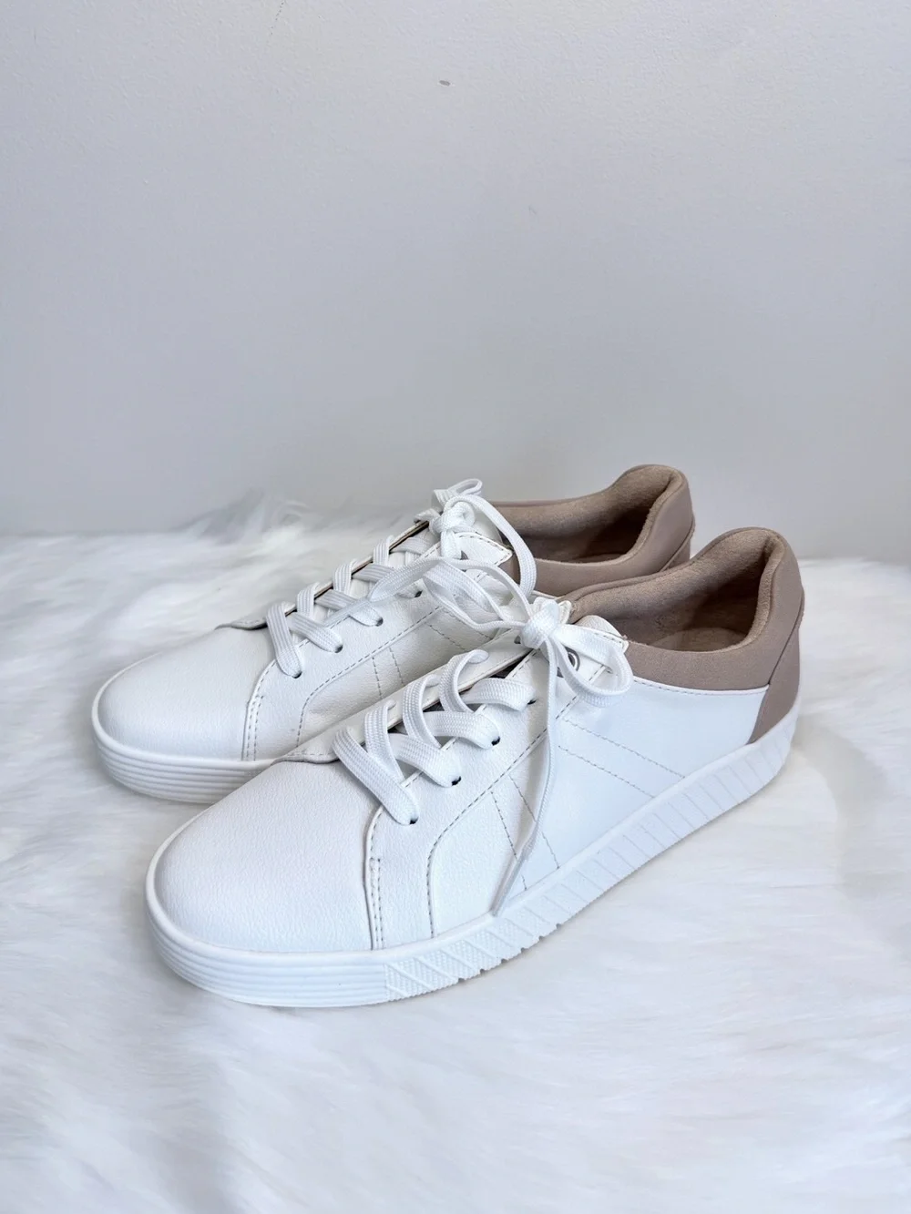 NIB SOUL Natralizer Neela Smooth Faux Leather Lace-Up Sneakers White Taupe Sz. 7